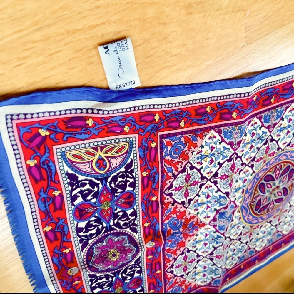 🤩 Vntg Oscar de la Renta Silk Floral Arabesque Scarf - Picture 3 of 12